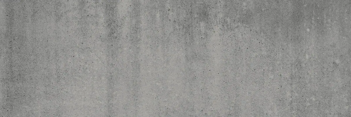 Superfície de concreto desgastado, em faixa horizontal.